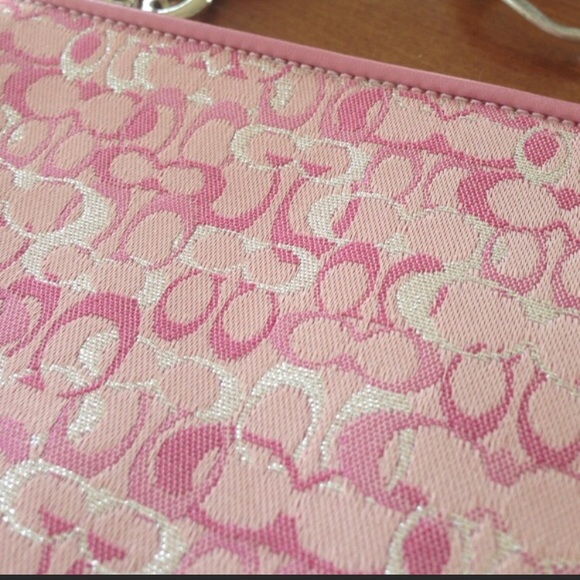 Coach Handbags - Coach Wristlet - change Purse